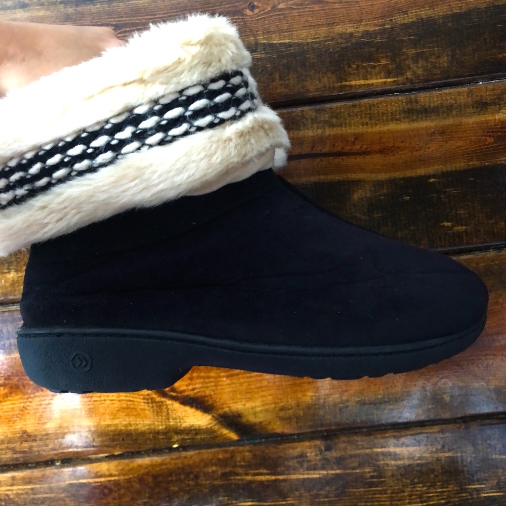 Women's Black Isotoner Boots/Slippers Size: 8.5